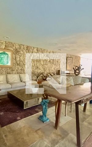Casa à venda com 1500m², 6 quartos e 8 vagas Casa à venda com 1500m², 6 quartos e 8 vagasSala