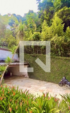 Casa à venda com 1500m², 6 quartos e 8 vagas Casa à venda com 1500m², 6 quartos e 8 vagasSuíte vista