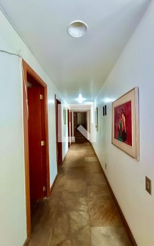 Casa à venda com 1500m², 6 quartos e 8 vagas Casa à venda com 1500m², 6 quartos e 8 vagasCorredor