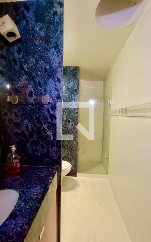 Casa à venda com 1500m², 6 quartos e 8 vagas Casa à venda com 1500m², 6 quartos e 8 vagasSuíte banheiro