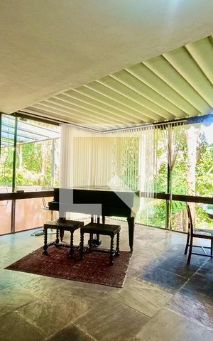 Casa à venda com 1500m², 6 quartos e 8 vagas Casa à venda com 1500m², 6 quartos e 8 vagasSala