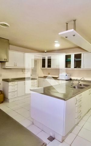 Casa à venda com 1500m², 6 quartos e 8 vagas Casa à venda com 1500m², 6 quartos e 8 vagasCopa / Cozinha