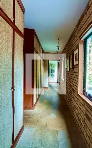 Casa à venda com 1500m², 6 quartos e 8 vagas Casa à venda com 1500m², 6 quartos e 8 vagasCorredor suíte
