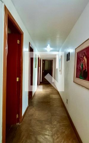Casa à venda com 1500m², 6 quartos e 8 vagas Casa à venda com 1500m², 6 quartos e 8 vagasCorredor