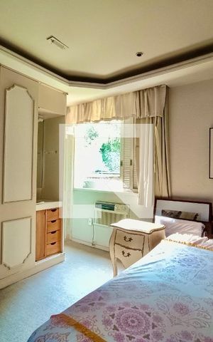 Casa à venda com 1500m², 6 quartos e 8 vagas Casa à venda com 1500m², 6 quartos e 8 vagasSuíte