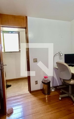 Casa à venda com 1500m², 6 quartos e 8 vagas Casa à venda com 1500m², 6 quartos e 8 vagasQuarto