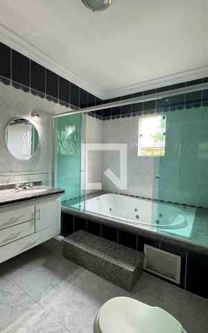 Casa de condomínio para alugar com 480m², 4 quartos e 6 vagasBanheiro da Suíte 1