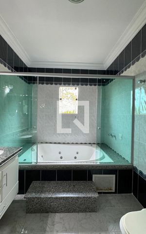 Casa de condomínio para alugar com 480m², 4 quartos e 6 vagasBanheiro da Suíte 1