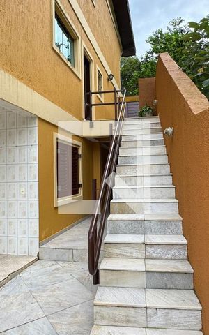 Casa de condomínio para alugar com 480m², 4 quartos e 6 vagasEscada