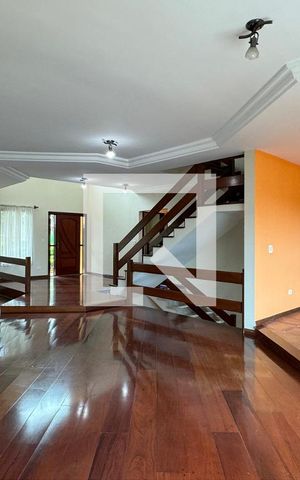 Casa de condomínio para alugar com 480m², 4 quartos e 6 vagasSala