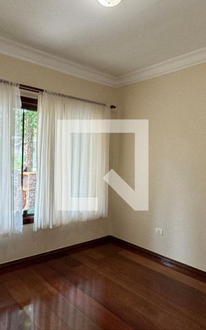 Casa de condomínio para alugar com 480m², 4 quartos e 6 vagasEscritório
