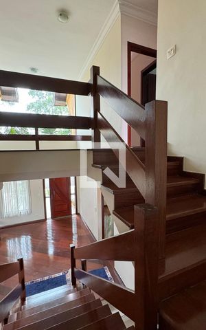 Casa de condomínio para alugar com 480m², 4 quartos e 6 vagasEscada