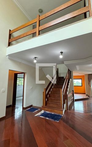 Casa de condomínio para alugar com 480m², 4 quartos e 6 vagasEscada