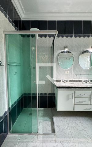 Casa de condomínio para alugar com 480m², 4 quartos e 6 vagasBanheiro da Suíte 1