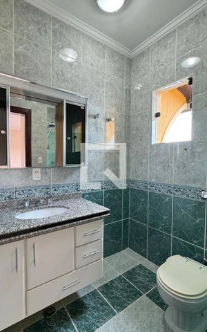 Casa de condomínio para alugar com 480m², 4 quartos e 6 vagasBanheiro da Suíte 2