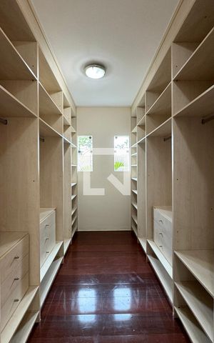 Casa de condomínio para alugar com 480m², 4 quartos e 6 vagasCloset da suíte 1