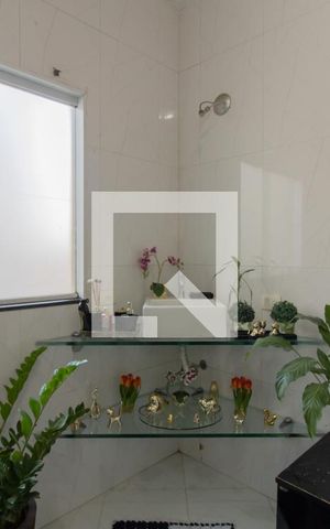 Casa para alugar com 280m², 4 quartos e 2 vagas Casa para alugar com 280m², 4 quartos e 2 vagasBanheiro da Suíte 1