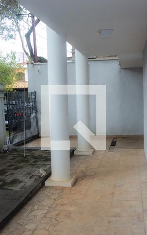 Casa à venda com 200m², 4 quartos e 3 vagas Casa à venda com 200m², 4 quartos e 3 vagasFachada