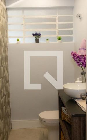 Casa à venda com 200m², 4 quartos e 3 vagas Casa à venda com 200m², 4 quartos e 3 vagasLavabo