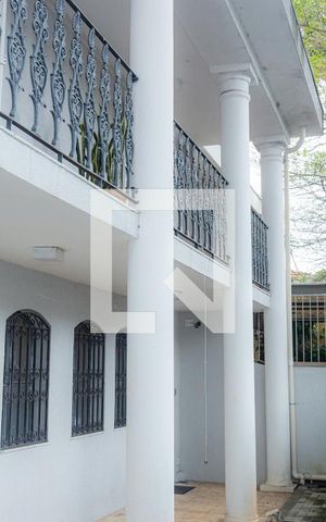 Casa à venda com 200m², 4 quartos e 3 vagas Casa à venda com 200m², 4 quartos e 3 vagasFachada