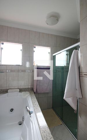Casa à venda com 213m², 3 quartos e 3 vagasSuíte 1 Banheiro 