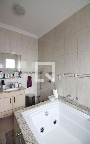 Casa à venda com 213m², 3 quartos e 3 vagasSuíte 1 Banheiro 