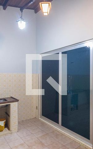 Casa para alugar com 250m², 3 quartos e 2 vagas Casa para alugar com 250m², 3 quartos e 2 vagasCozinha