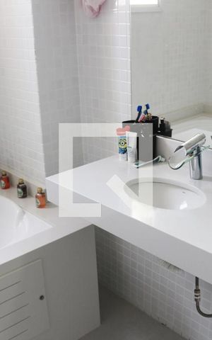 Apartamento à venda com 195m², 5 quartos e 4 vagasBanheiro da Suíte 1