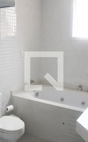 Apartamento à venda com 195m², 5 quartos e 4 vagasBanheiro da Suíte 1