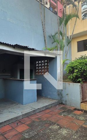 Casa à venda com 500m², 6 quartos e 6 vagasFundos