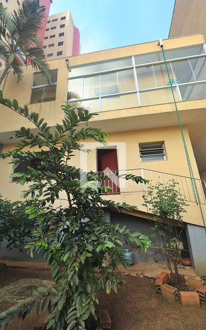 Casa à venda com 500m², 6 quartos e 6 vagasFundos