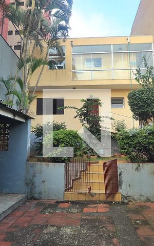 Casa à venda com 500m², 6 quartos e 6 vagasFundos