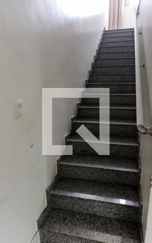 Casa para alugar com 138m², 3 quartos e 3 vagas Casa para alugar com 138m², 3 quartos e 3 vagasEscada acesso quartos