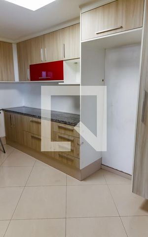 Casa para alugar com 138m², 3 quartos e 3 vagas Casa para alugar com 138m², 3 quartos e 3 vagasCozinha - Armários