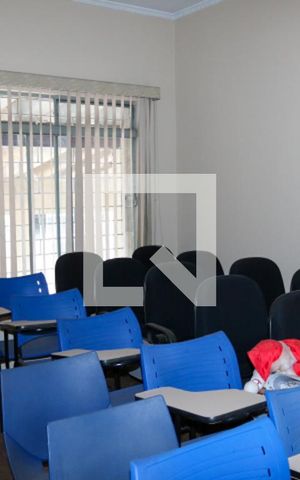 Casa à venda com 244m², 2 quartos e 2 vagas Casa à venda com 244m², 2 quartos e 2 vagasSala