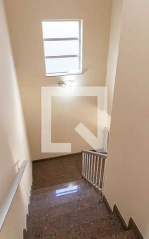 Casa à venda com 160m², 4 quartos e 2 vagasEscada