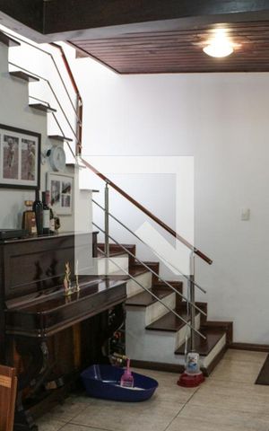 Casa à venda com 190m², 3 quartos e 3 vagas Casa à venda com 190m², 3 quartos e 3 vagasSala