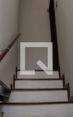 Casa à venda com 190m², 3 quartos e 3 vagas Casa à venda com 190m², 3 quartos e 3 vagasEscada