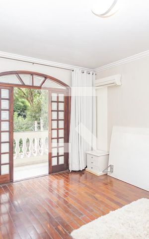 Casa à venda com 300m², 3 quartos e 5 vagas Casa à venda com 300m², 3 quartos e 5 vagasSuíte