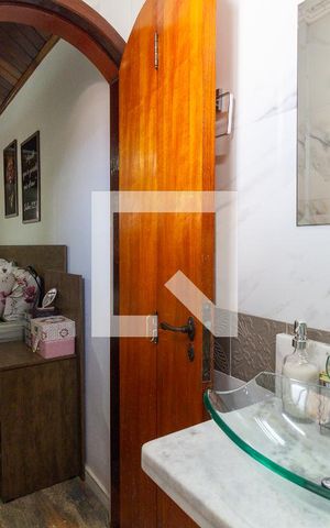 Casa à venda com 520m², 5 quartos e 2 vagas Casa à venda com 520m², 5 quartos e 2 vagasBANHEIRO