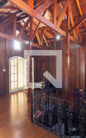 Casa à venda com 520m², 5 quartos e 2 vagas Casa à venda com 520m², 5 quartos e 2 vagasSala