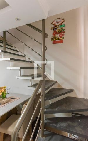 Apartamento à venda com 106m², 2 quartos e 2 vagasEscada Sala