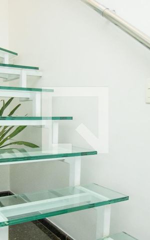 Apartamento à venda com 193m², 4 quartos e 3 vagas Apartamento à venda com 193m², 4 quartos e 3 vagasEscada de acesso à cobertura