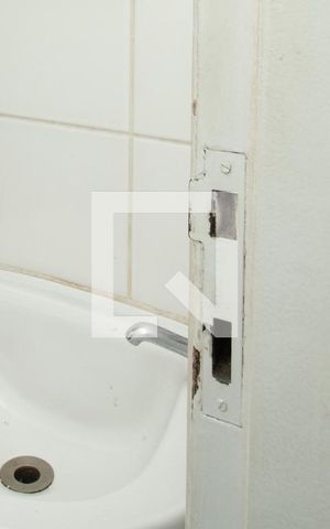 Apartamento à venda com 193m², 4 quartos e 3 vagas Apartamento à venda com 193m², 4 quartos e 3 vagasBanheiro de serviço - Pia