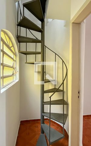Casa à venda com 90m², 3 quartos e 2 vagas Casa à venda com 90m², 3 quartos e 2 vagasEscadas