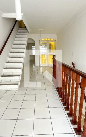 Casa à venda com 90m², 3 quartos e 2 vagas Casa à venda com 90m², 3 quartos e 2 vagasSala