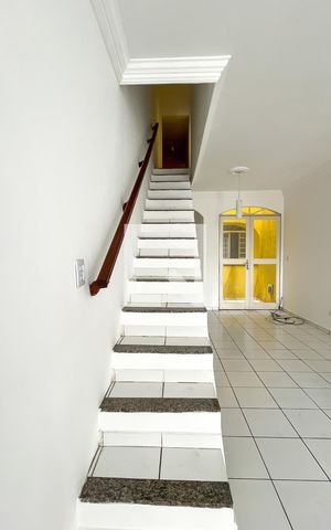 Casa à venda com 90m², 3 quartos e 2 vagas Casa à venda com 90m², 3 quartos e 2 vagasEscadas