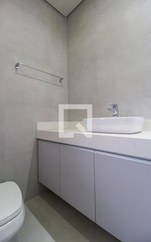 Casa de condomínio à venda com 600m², 6 quartos e 8 vagas Casa de condomínio à venda com 600m², 6 quartos e 8 vagasBanheiro da Suíte 4