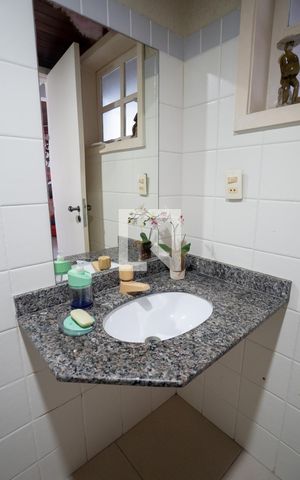Casa de condomínio à venda com 205m², 5 quartos e 3 vagas Casa de condomínio à venda com 205m², 5 quartos e 3 vagasBanheiro Social 3