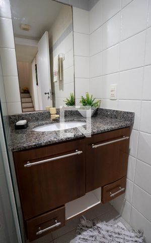 Casa de condomínio à venda com 205m², 5 quartos e 3 vagas Casa de condomínio à venda com 205m², 5 quartos e 3 vagasBanheiro Social 2
